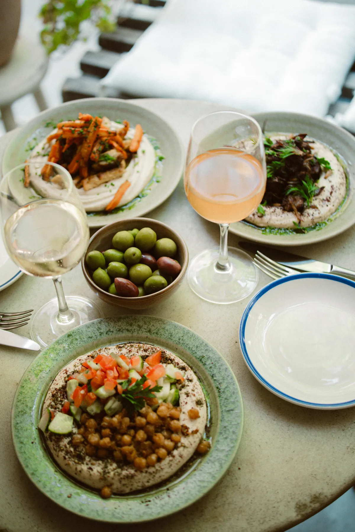 Hummus Levante, dips i vi natural a la taula de la terrassa